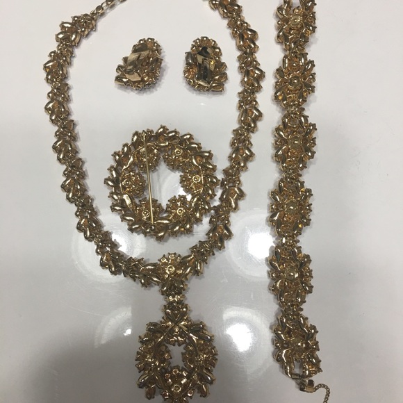 Trifari jewelry sets: necklace,bracelets,earrings,and brooches! Ready, set, go! - Picture 4 of 4